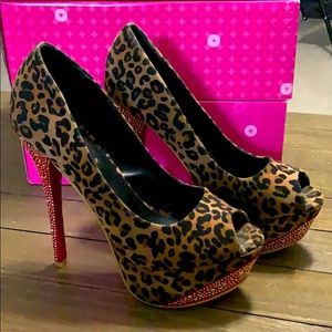 Leopard print peep-toe heels